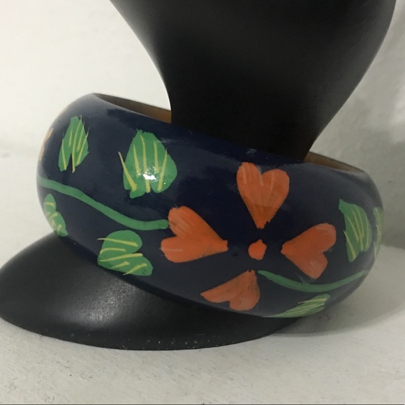 Vintage Beautiful Floral Wooded Bangle - Picture 2 of 8